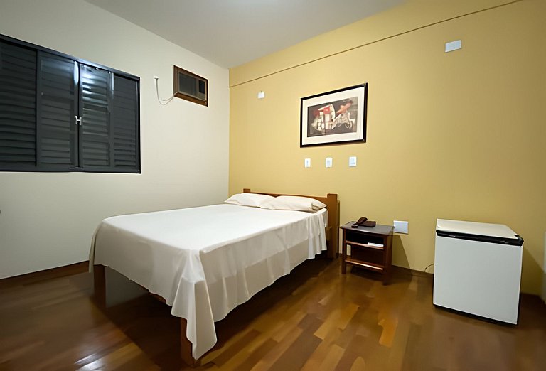 Suíte 101/Recepção/1 Cama de Casal/Ar